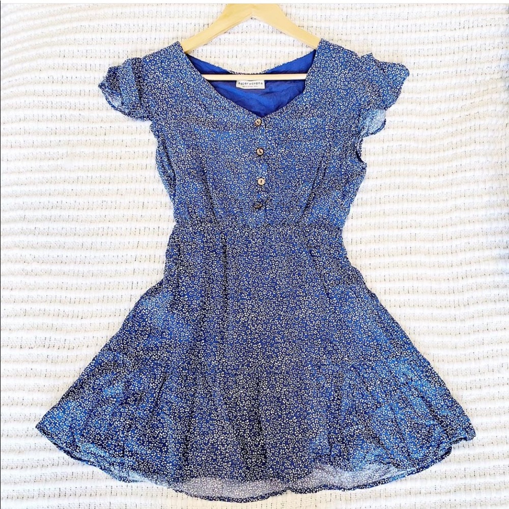 ❤️SOLD ❤️Blue Floral Summer Short Sleeved Dress w/ Buttons